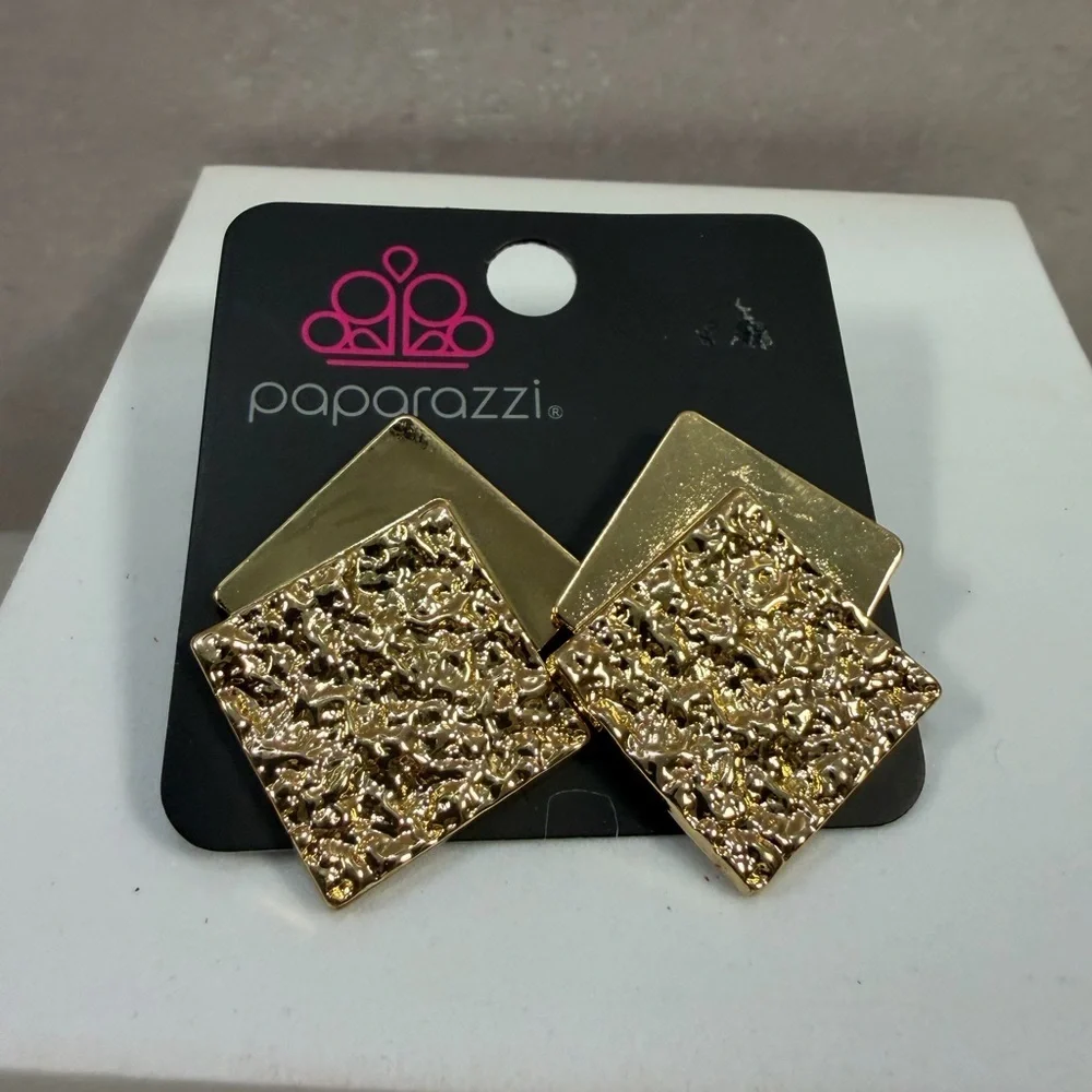 🩷5/$10🩷paparazzi Gold Textured Double Square Stud Earrings